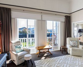 Haere Mai Reefton Heritage Holiday Home - Reefton - Living room