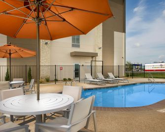 Holiday Inn Express & Suites Bay City By IHG - Bay City - Piscina