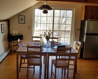 Heart of Historic Hillsdale, NY, charming carriage house, Swiss Chalet-style - Hillsdale - Dining room
