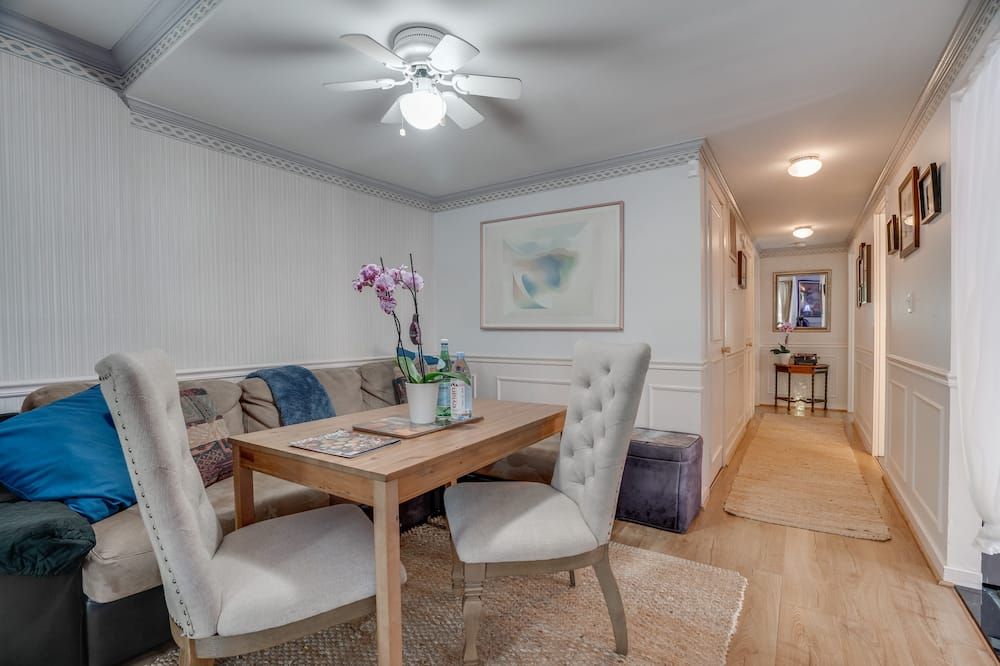 3 Months Min: Harbor,firplce,2bdrm/2spabath/Jettub,2 Parkng,homegym,adjustbl Bed - Baltimore - Comedor