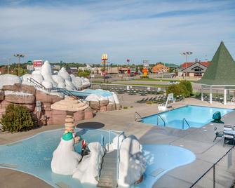 Clarion Hotel and Suites - Wisconsin Dells - Basen