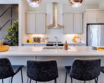 Doralee by AvantStay 8 Minute Drive to Broadway Dolly Parton Themed - Nashville - Kitchen