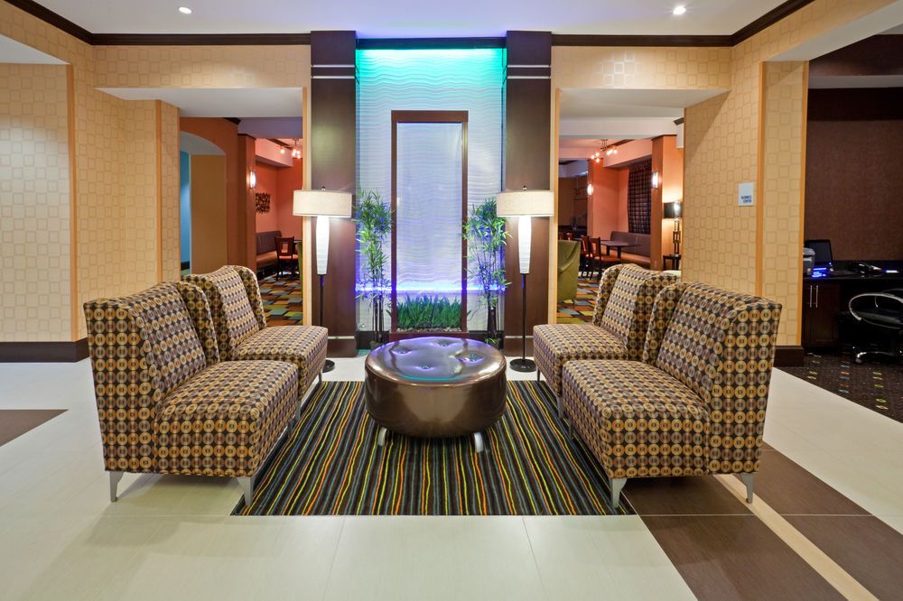 Holiday Inn Express & Suites Dallas W - I-30 Cockrell Hill By IHG thumbnail 2