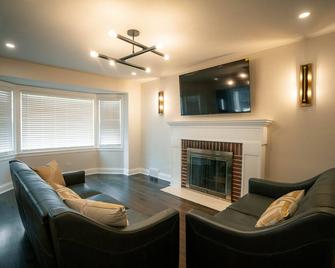 Charming Modern Home! - Elmhurst - Living room
