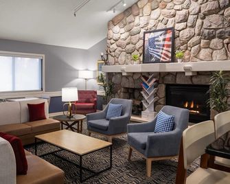 AmericInn by Wyndham Grand Forks - Grand Forks - Lounge