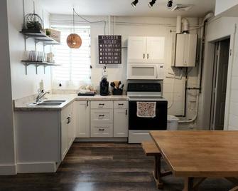 3 bedroom! Wifi! Huge covered patio! Kitchen! Private parking! - Mount Vernon - Cocina