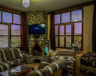 My villa paradise is located in a big olive grove at the foot of the High Atlas - Aghmat - Sala de estar