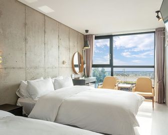 Cnb Hotel Cozyandboutique - Seogwipo - Habitación