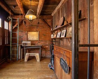 Country Squire Inn & Suites - Coshocton