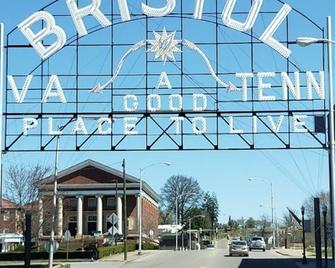 Tent Camping at the Farm! - Bristol - Building