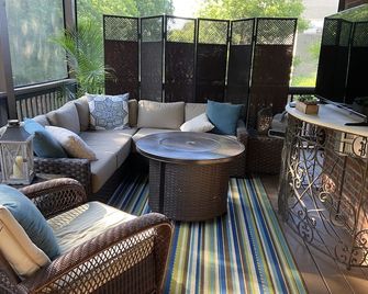 Derby 6 Bedroom House Rental with Private Pool - Prospect - Patio