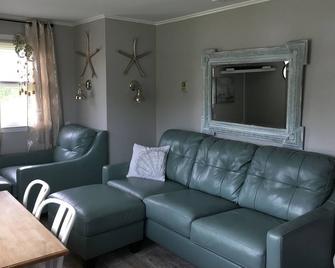 Cottage On Lake Montauk - Montauk - Living room