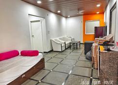 Jalsa Resort Farmhouse by Veda - Shamirpet - Living room