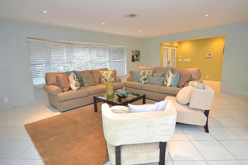 By the Sea Vacation Villas LLC's Allure 4 bed Waterfront 4 mins to beach - فورت لاودردال - غرفة معيشة