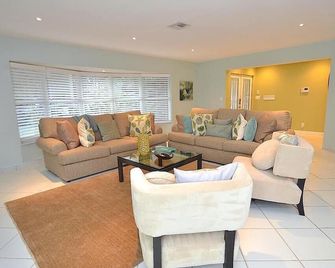 By the Sea Vacation Villas LLC's Allure 4 bed Waterfront 4 mins to beach - Fort Lauderdale - Sala de estar