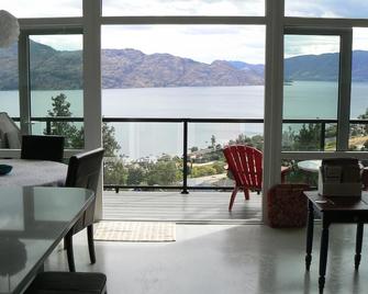 Perfect romantic getaway. Private, amazing views and hot tub. - Peachland - Restaurant