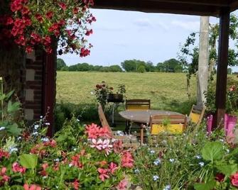 Holiday house Cuillé for 1 - 4 persons with 2 bedrooms - Holiday house - La Guerche-de-Bretagne - Patio