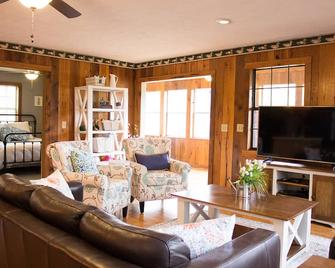 Comfy, Secluded Lake Cabin Retreat - Smithville - Sala de estar