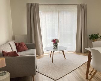 moderne 2-Zimmer-Wohnung mit überdachter Terrasse - Winsen - Living room
