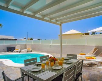Villa Olivina 2 by Villa Plus - Tías - Zwembad