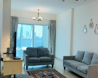 Cozy 2-bedroom apartment in superb Sharjah corniche with WiFi, fitness room pool - Sharjah - Living room