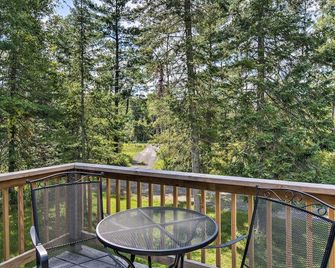 Near Snowmobiling! Riverfront Traverse City Cabin - Traverse City - Balcony