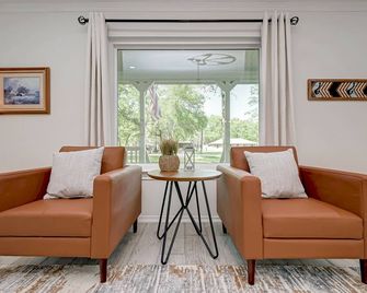 Modern Country Home in Magnolia - Stagecoach - Huiskamer