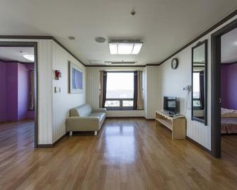 The Witt Dogo - Asan - Living room