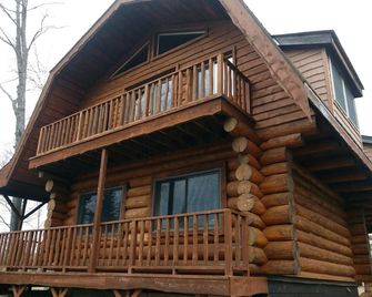 Private, Family/Pet-Friendly, Log Cabin on Waterfront Chicaugon Lake Property. - Crystal Falls - Building