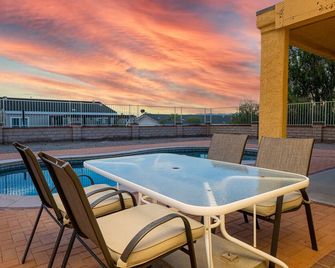 'Lake Lounge' pool home 5 mins from Lake Mohave - Bullhead City - Balcony