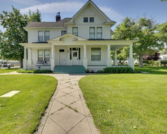 2 Mi to River: Historic Clarkston Home w/ Views! - Clarkston - Edificio