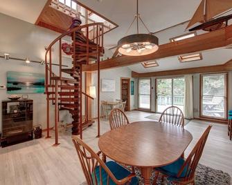 No Ka Oi: Wonderful home tucked away in a quiet neighborhood with a large yard. - Ocracoke - Dining room