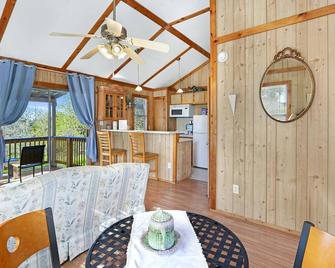Rustic Hill Country Cottage - San Marcos - Restaurante