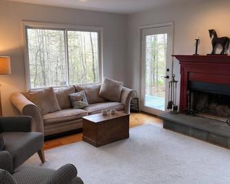 One Clovewood In High Falls, Near Mohonk Preserve, New Paltz, Kingston - High Falls - Living room
