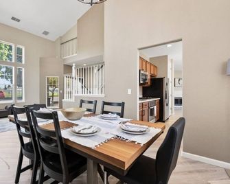 Modern and spacious house in marvelous Manteca - Manteca - Jídelna