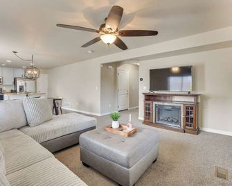 Private Yard • Bbq • Patio • Sleeps 8 • 4br - Fountain - Sala de estar