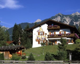 Gemütliche im Bayrischen Landhausstil Eingerichtete Ferienwohnungen - Krün - Gebäude