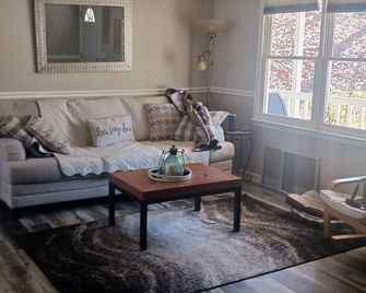 Adorable Cottage Style Home near Lake Point- Hospital & Lake Allatoona - Cartersville - Wohnzimmer