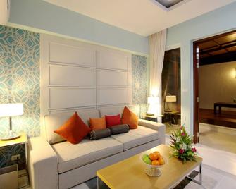 Apsara Beachfront Resort And Villa - Takua Pa - Living room
