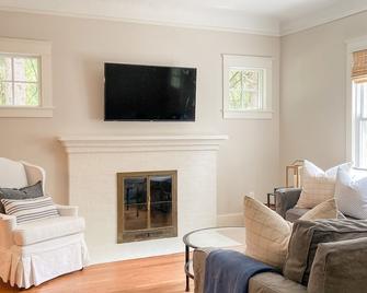 Lake Views! Prime location. Completely remodeled. Family and pet friendly. - 포트 휴런 - 거실