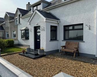 Causeway Headland Gem - 4bd Cottage Retreat - Portballintrae - Patio