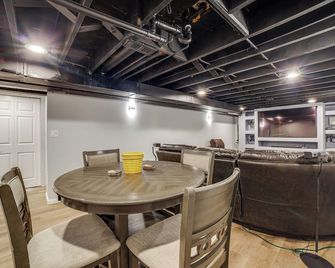 4 Mi to Lake Michigan: East Chicago Home w/ Grill - East Chicago