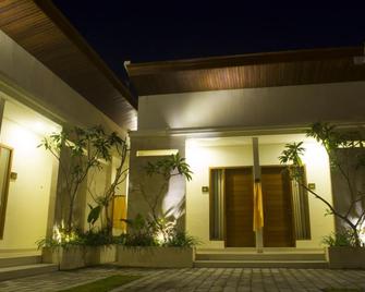 De Lemon Gatsu Hotel - Denpasar - Building