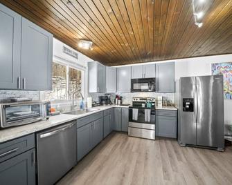 Silly Goose At Heron Hill Retreat Hot Tub on Lake! - Streetsboro - Kitchen