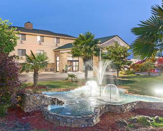 Super 8 by Wyndham Anderson/Clemson Area - Anderson - Toà nhà