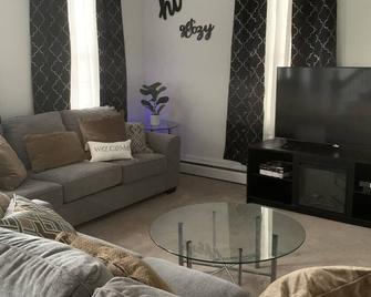 Wineries, Hiking, skiing and fishing minutes from house - Saylorsburg - Living room