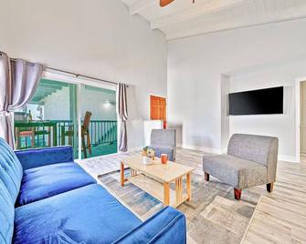 Balboa Peninsula Hidden Gem with Private Balcony & Stunning Views - Newport Beach - Living room