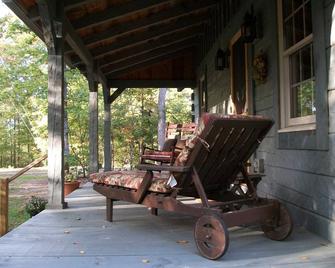 Deer Ridge Cabin Is Your Perfect, Private And Cozy Getaway! - Scottsville - Patio