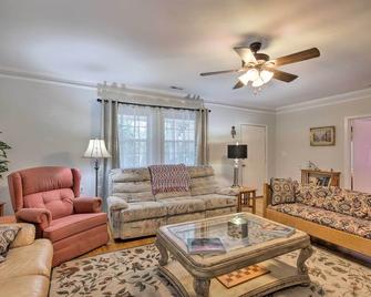 2 Mi to Lake Hartwell Charming Southern Cottage - Anderson - Sala de estar