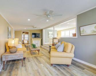 Steps to Tunica Lake Outdoor Retreat with Fire Pit - Tunica - Living room